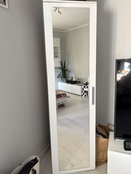 Biała szafa z lustrem