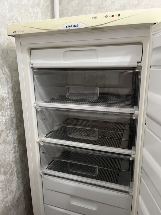 Продам морозильну камеру Snaige