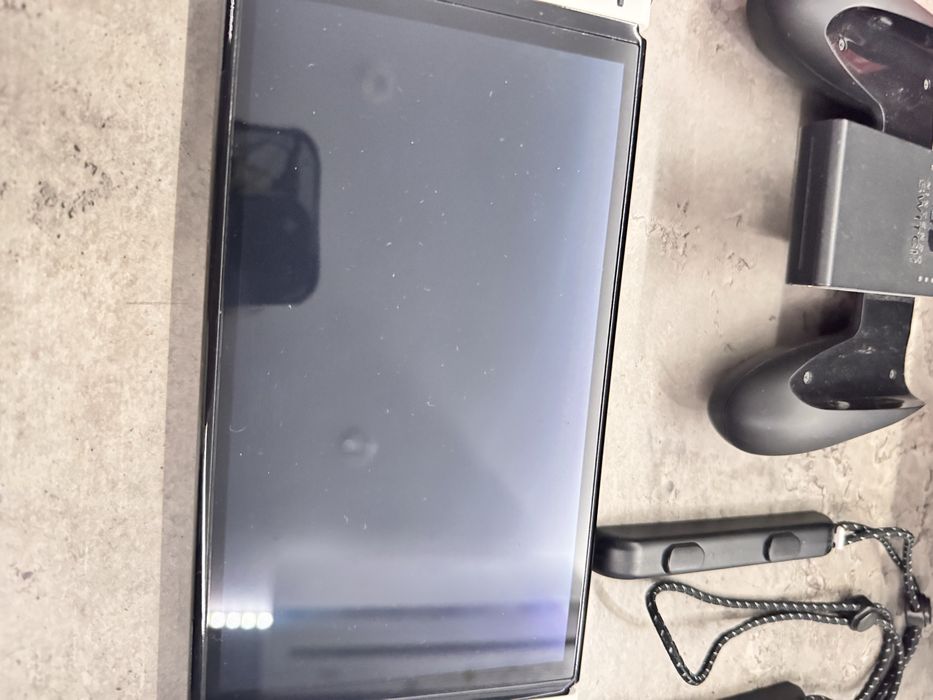 Nintendo Switch Oled Białe + przenośny kuferek.