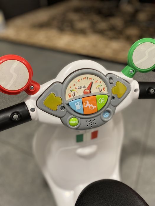 Mota  Vespa Chicco com música.