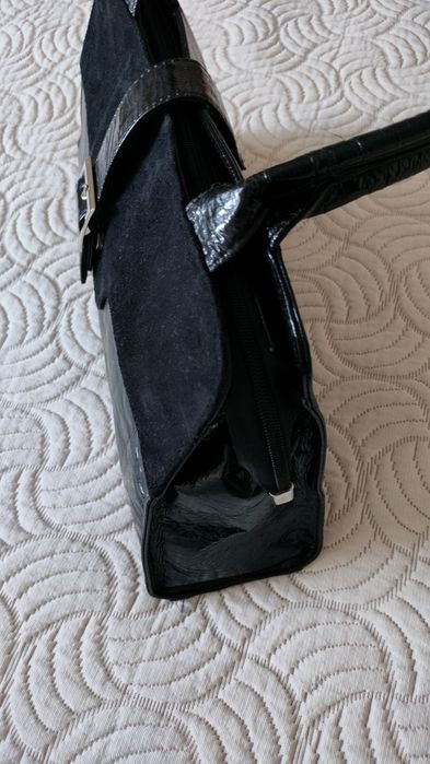 Czarna torebka z zamszem