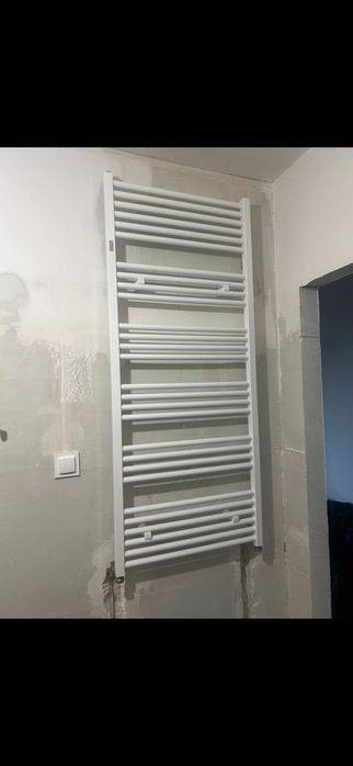 GRZEJNIK ŁAZIENKOWY 1429X600 (Moc 755 W ) - przyłącza dolne - Jak Nowy