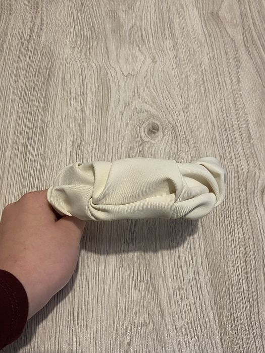 Biała wpadająca w kremowy, ozdobna opaska do włosów