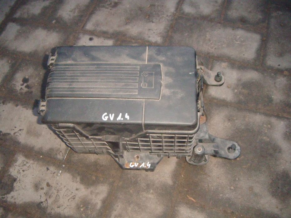 vw golf V obudowa akumulatora