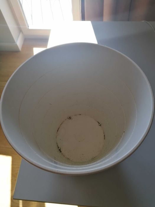 Duża, biała, plastikowa osłonka do doniczek Ikea