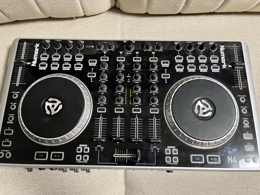 Numark N4 DJ kontroler