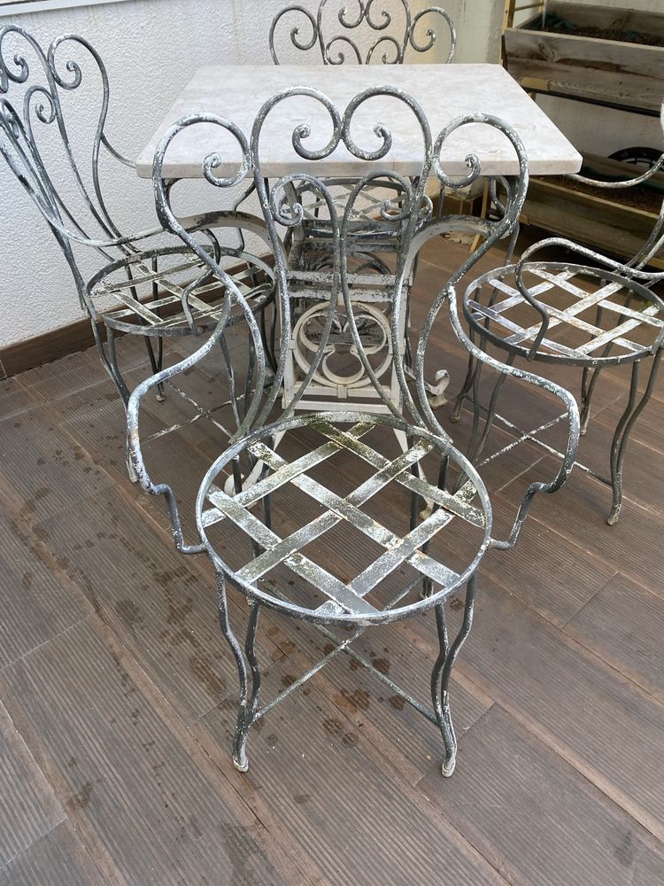 Mesa e cadeiras de jadim
