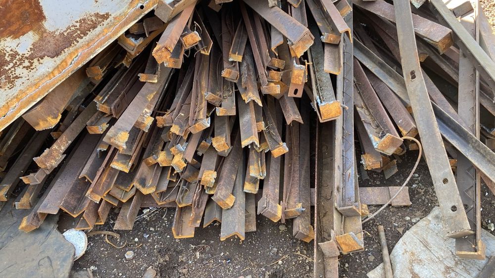 Продам уголок  200 бу