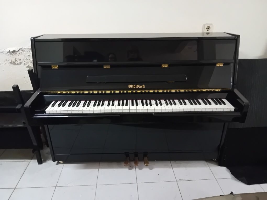 Piano Otto Bach.
