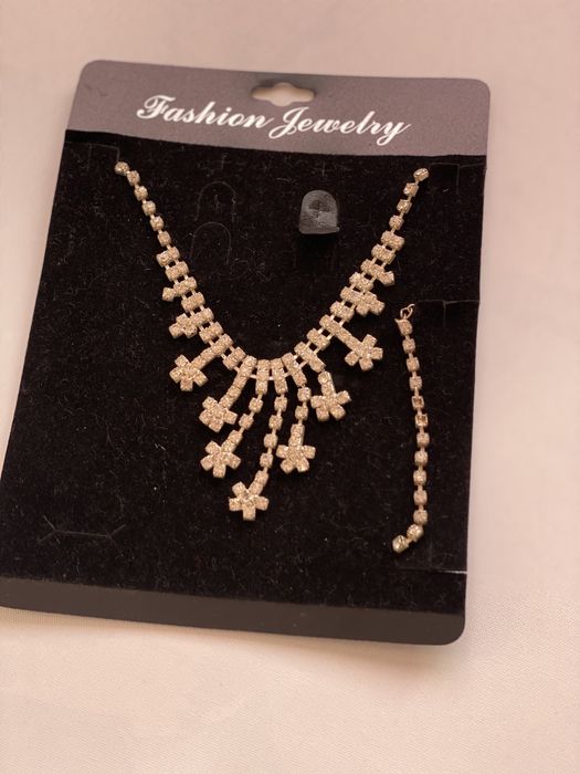 Прикраси на голову, біжутерія, віночки