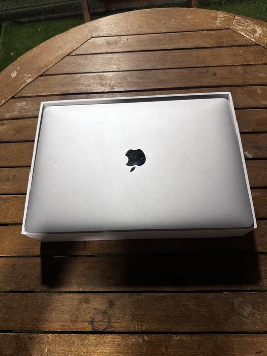 Macbook Air (2020) 16gb ram