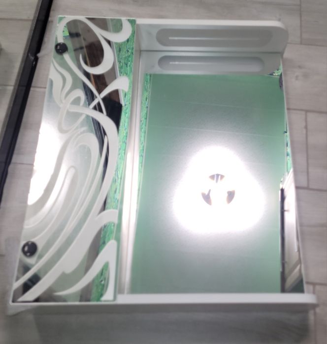 Навісна шафа-дзеркало