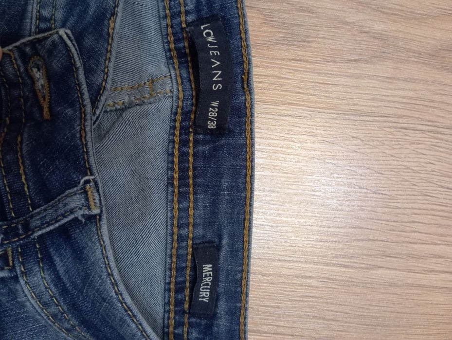 Сірі та сині джинси