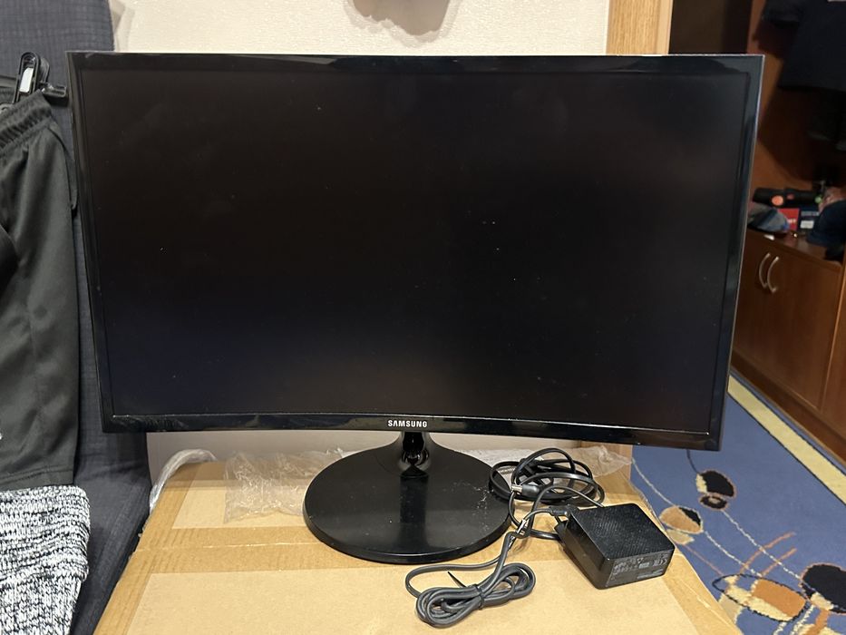 Монітор LED Samsung вигнутий C24F390FHI
