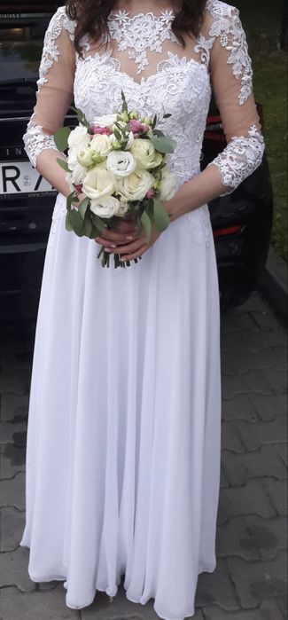 Biała suknia ślubna delikatna koronka