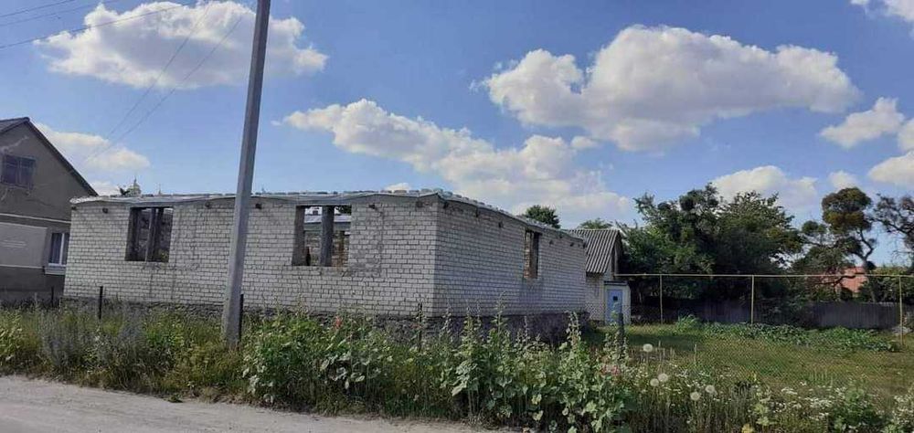 Времянка + незавершене будівництво.