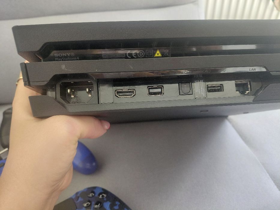 PS4 Pro 512GB + GTA 5 + 3 pady (2 oryginalne + Cobra) - OKAZJA!