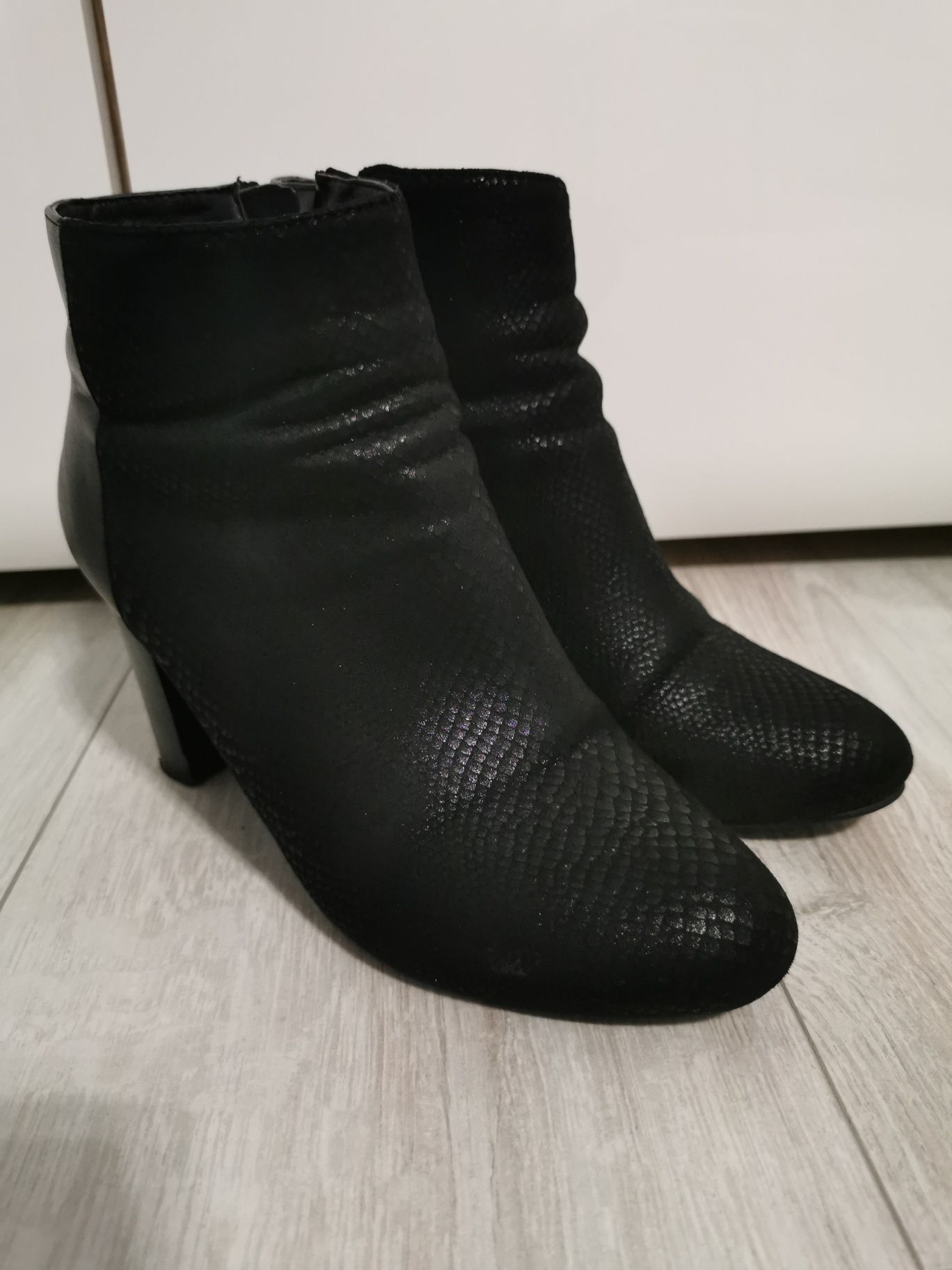 Czarne botki na obcasie 36