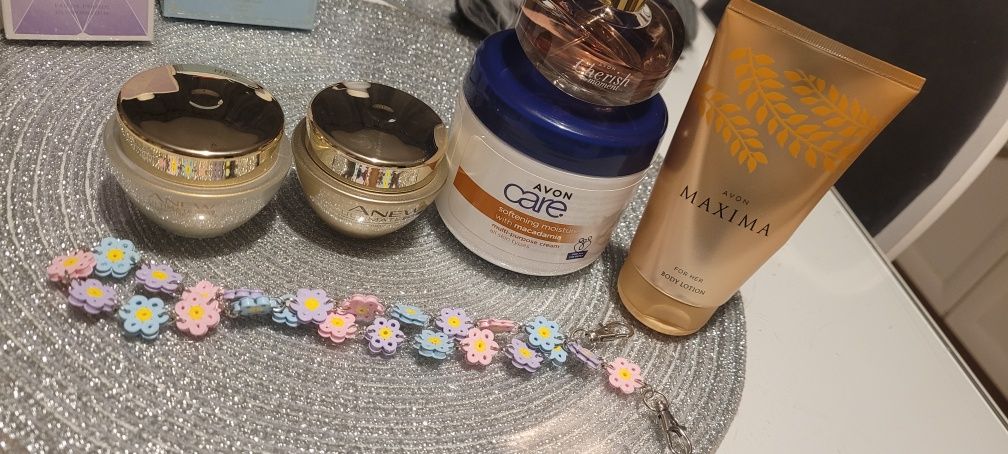 Anew kremy, woda 50 ml, gratis balsam i naszyjnik. Polecam.