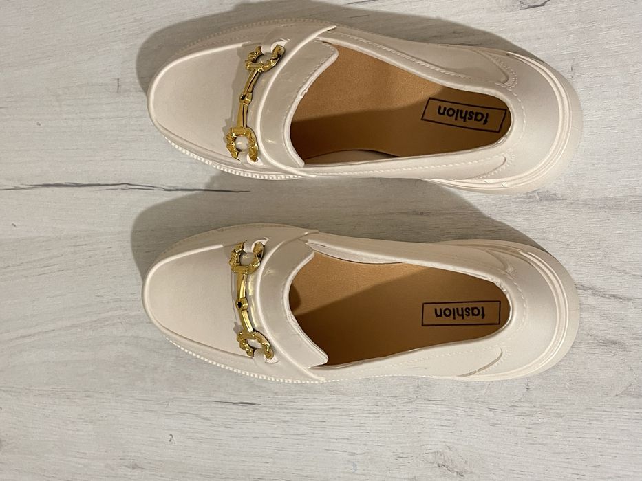 Жіночі кросовки нові!! Світло білого кольору