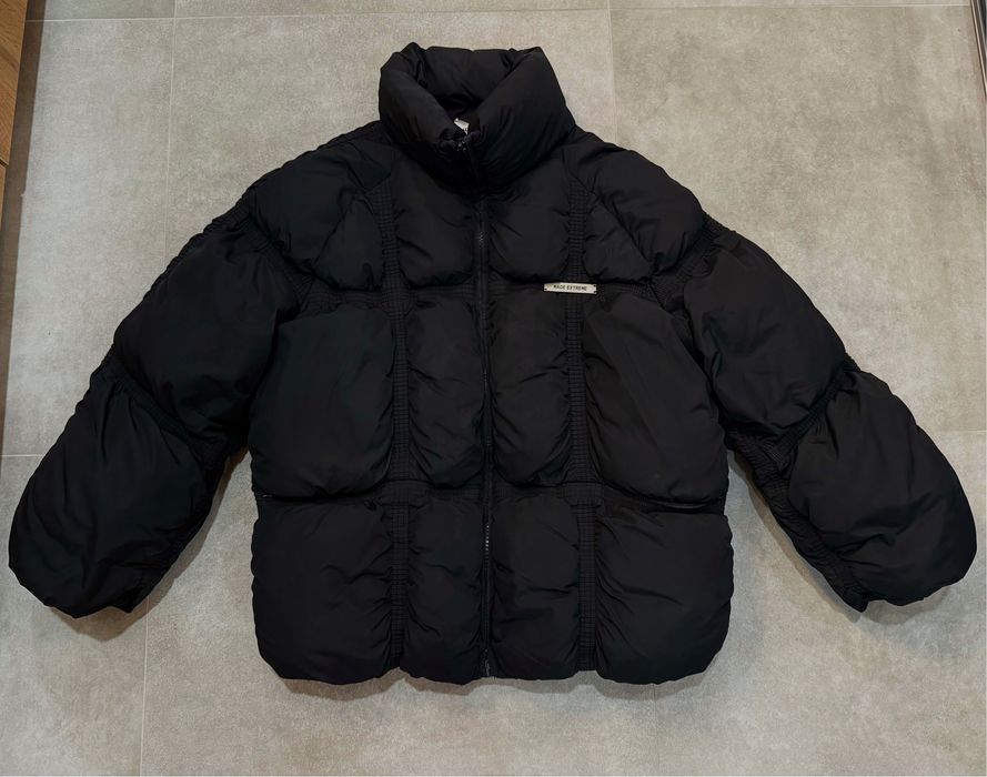 Чорний пуховик.