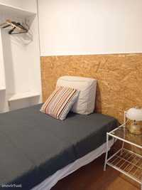 Comfy room in a 3 bedroom apartment in Benfica - R3