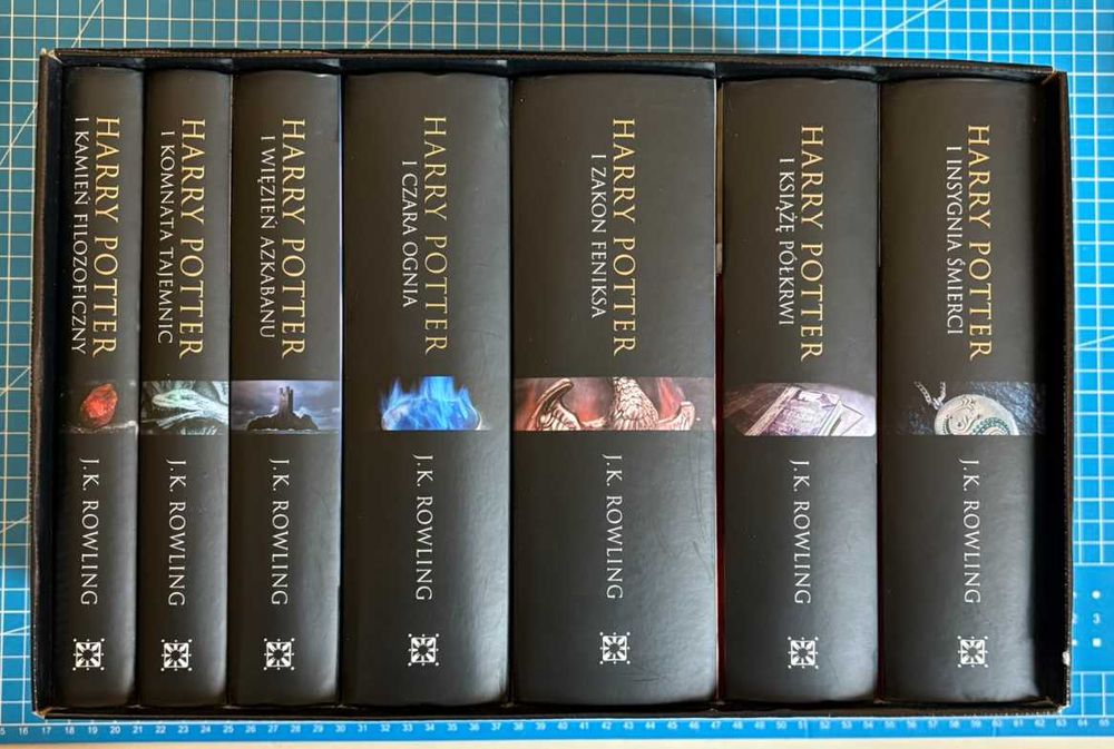 Pakiet Harry Potter Tomy 1-7 J. K. Rowling czarne w kartonie