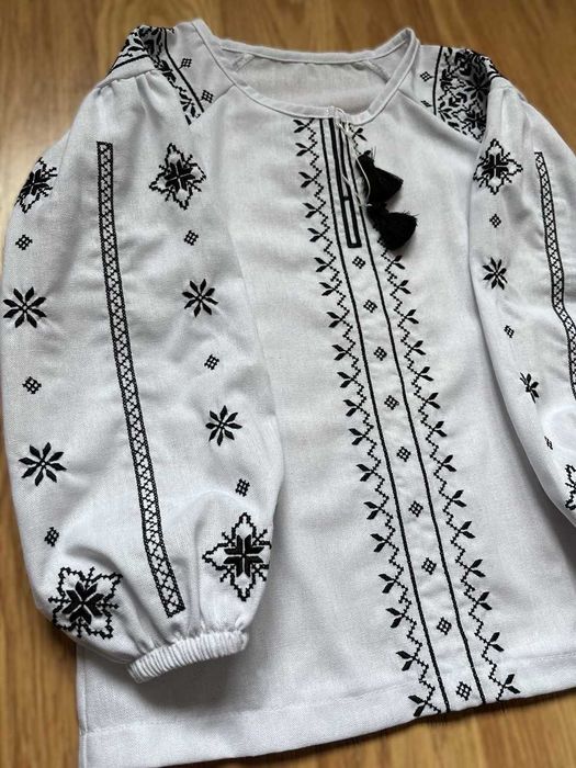 Біла вишиванка дитяча для дівчинки в садок і школу довгий рукав