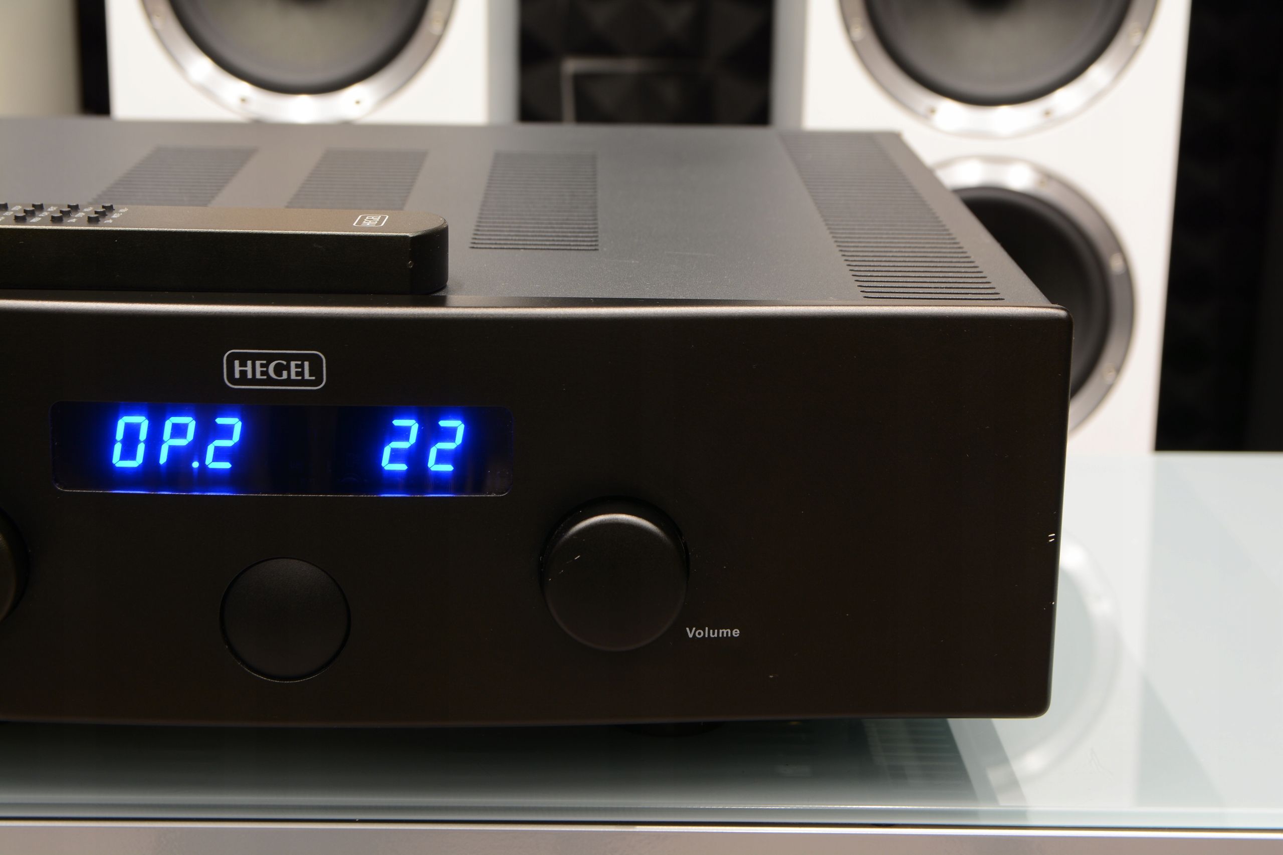 Zadbany wzmacniacz stereo Hegel H300 z DAC USB XLR 2x 430W 4 Ohm