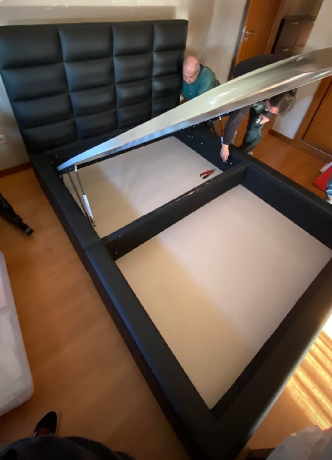 Cama com colchão com estrado elevatório