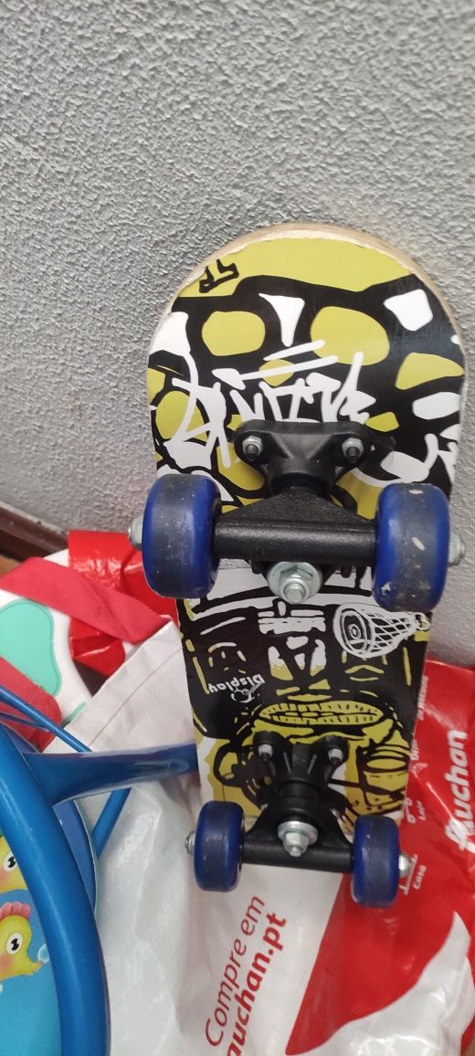Cadeira infantil e skate, trotinete.