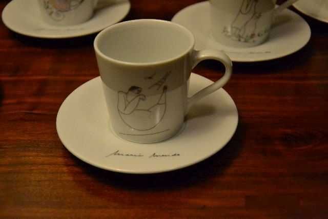 6 chávenas e pires de café, marca SPAL, com desenho de Maria Mendes.