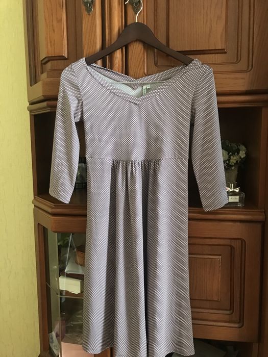 Легкое платье, сиреневое в белый горошек для беременных