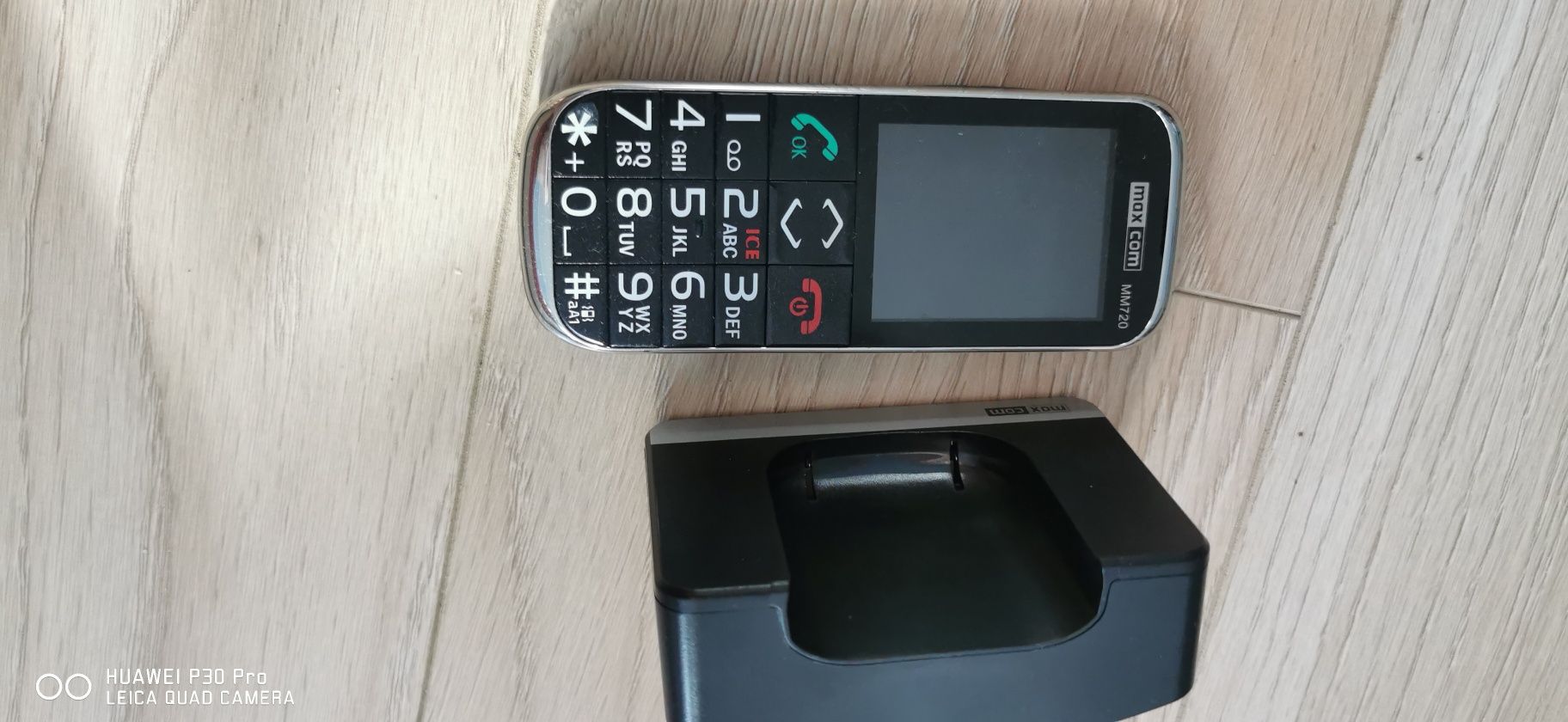 Telefon dla seniora Max com 720