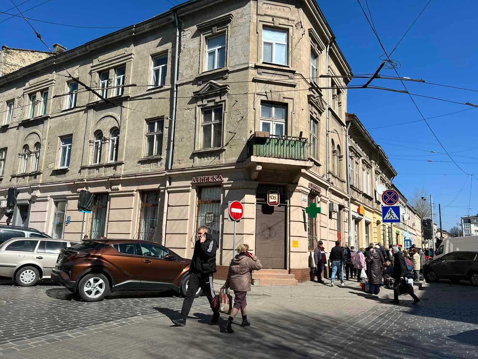 Оренда фасадного комерційного приміщення на вул. Федьковича, 10.
