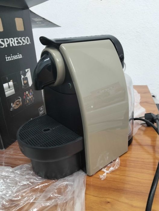Vendo Máquina de Café Nespresso Essenza Manual