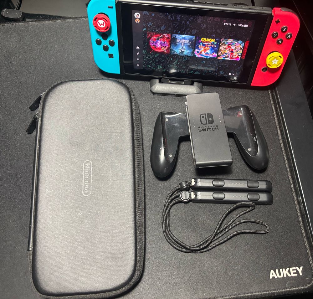 Nintendo Switch Desbloqueada + Cartão SD 256GB + Dock + Jogos