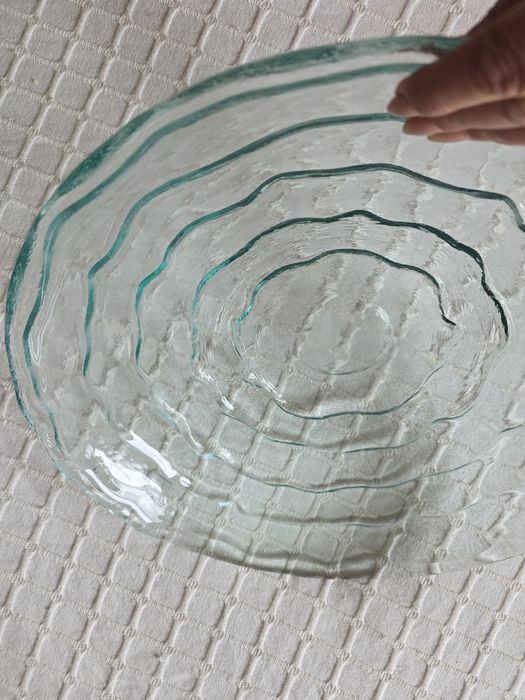 Prato decorativo de vidro com efeito ondulado