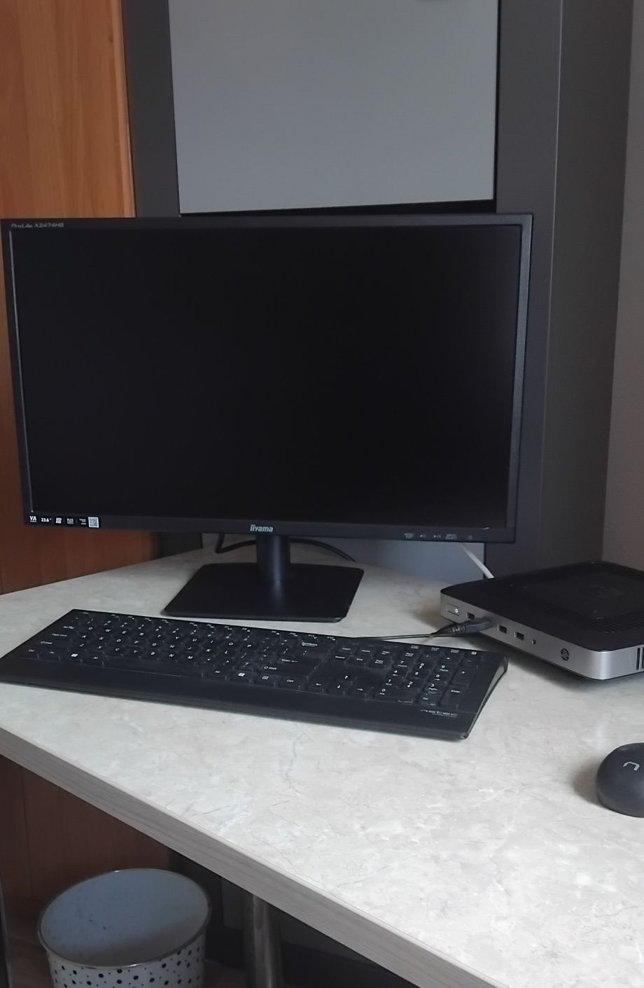 Zestaw komputerowy z klawiaturą i monitorem
