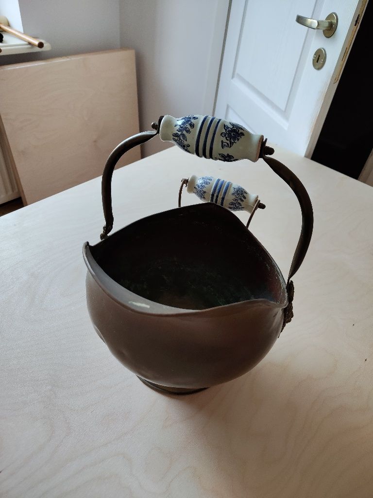 Węglarka miedziano-mosieżna z ceramicznymi uchwytami