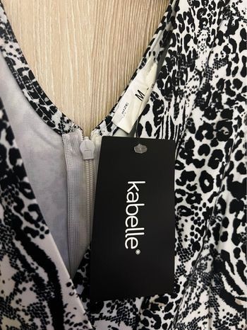 Macacão curto Kabelle padrão animal com bolsos