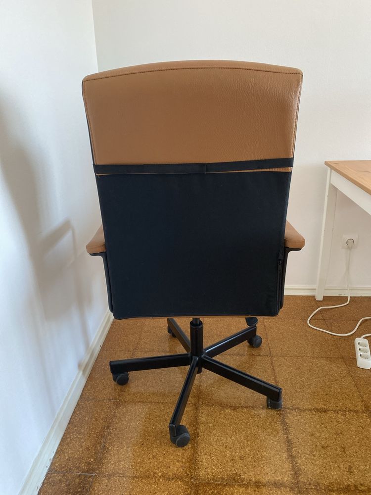 Cadeira de escritório castanha