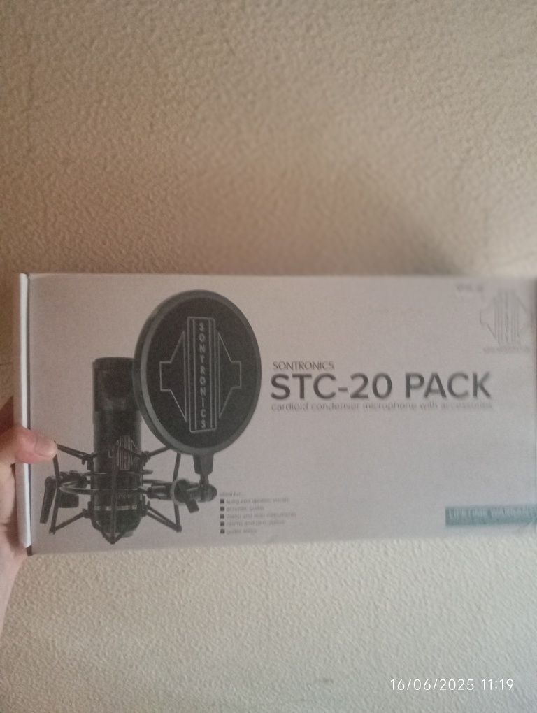 Placa de som Focusrite Scarlett 2i4 2° Geraçao e microfone para gravaç