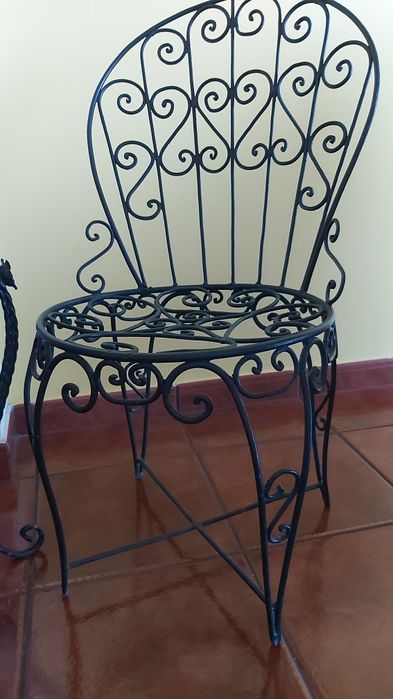 Conjunto de mesa e cadeiras em ferro forjado