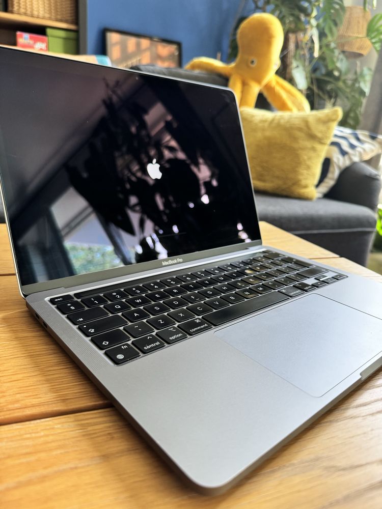 Apple MacBook Pro 2022 13" M2/8GB/256GB + Case