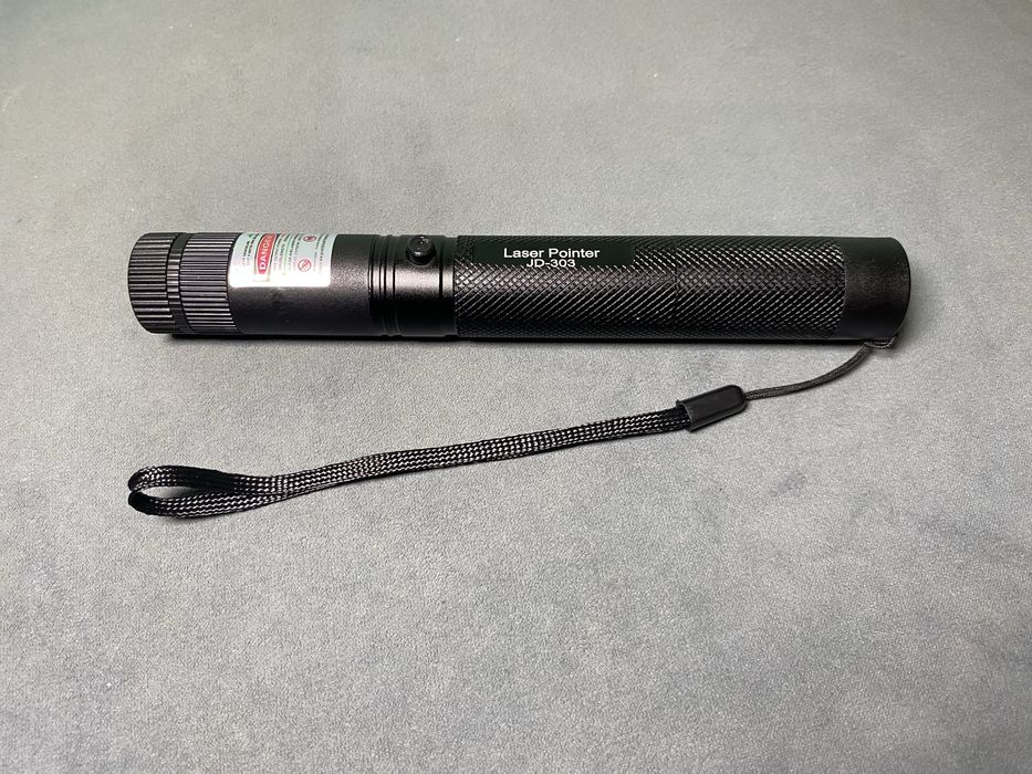 Мощная лазерная указка. Дальность до 15 км. С аккумулятором и зарядкой