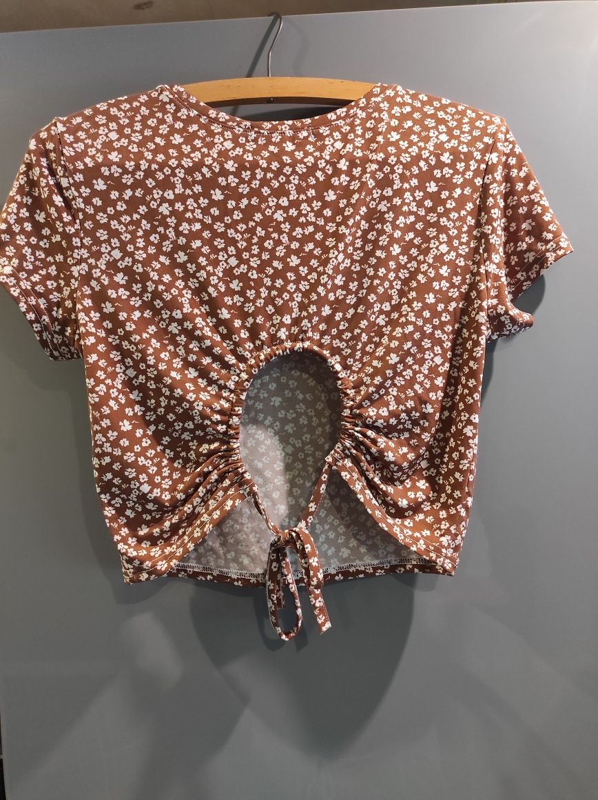 Crop top z wycięciem