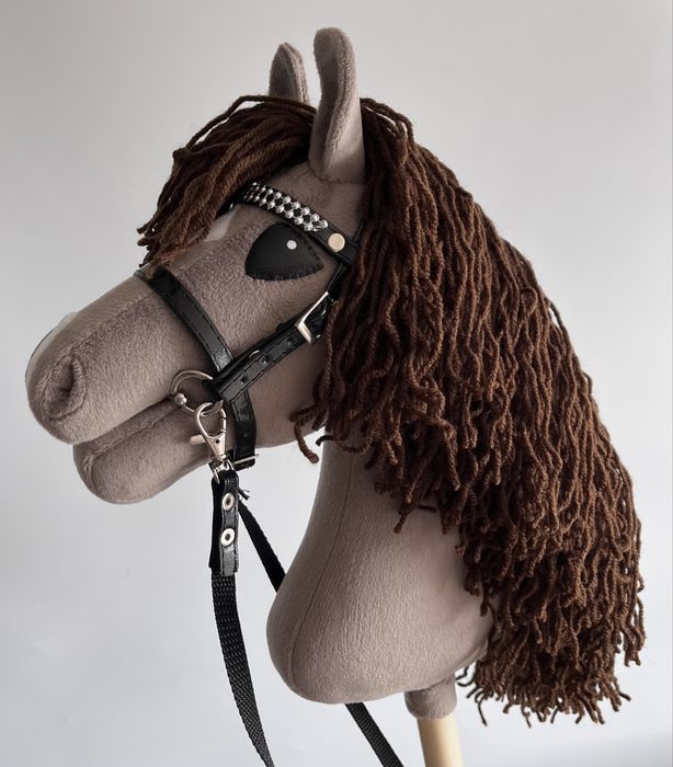 NOWY Hobby Horse A4 z ogłowiem i wodzami brązowy nowy szablon