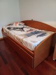 Vendo cama de madeira com gavetão. Para desocupar,.