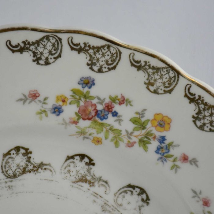 Par de pratos porcelana Artibus, decorados com flores e ouro